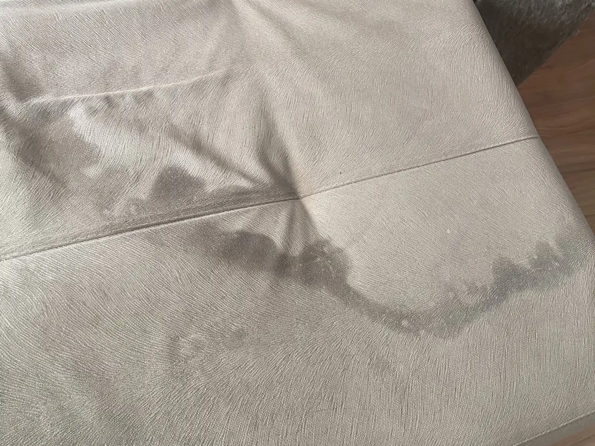 Chaise de tecido antes da higienização, com mancha escura