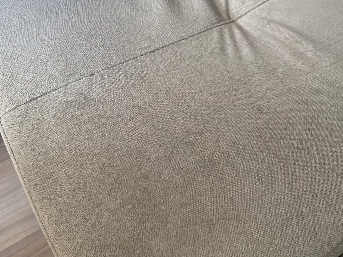 Chaise de tecido depois da higienização Soffã, sem manchas