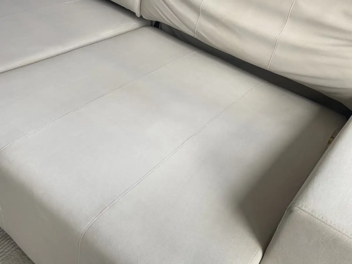 Assento de sofá depois da higienização Soffã, uniforme e limpo