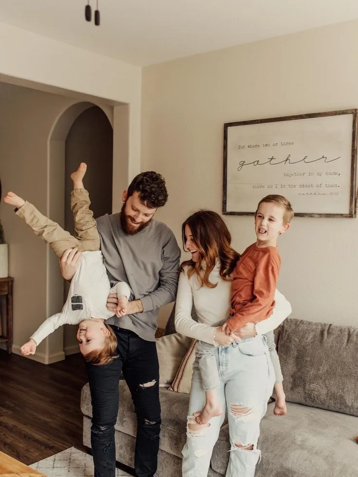 Família brincando na sala com o sofá limpo
