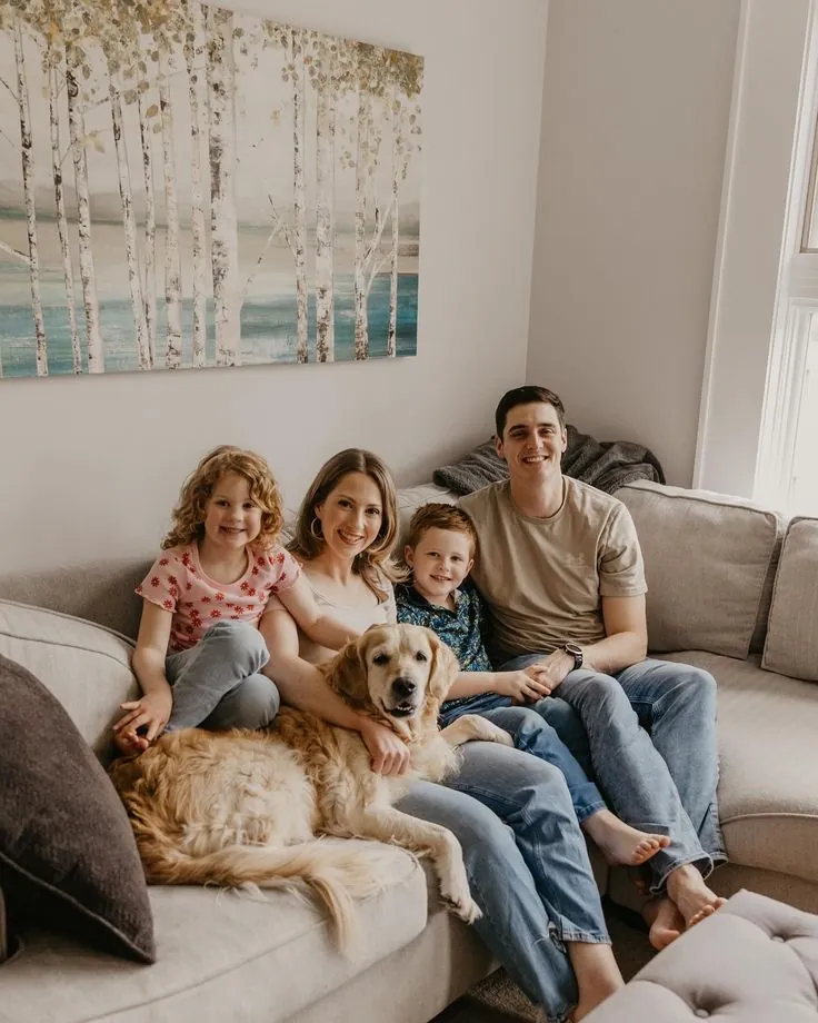 Família com cachorro aproveitando o sofá limpo