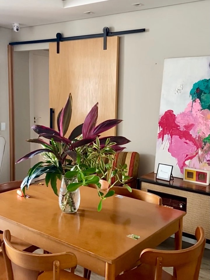 Ambiente renovado com mesa de jantar e plantas, do feed da Soffã