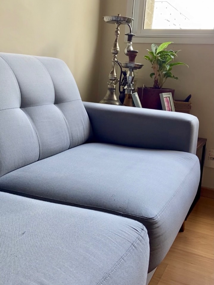 Poltrona azul-clara limpa e revitalizada, do feed da Soffã